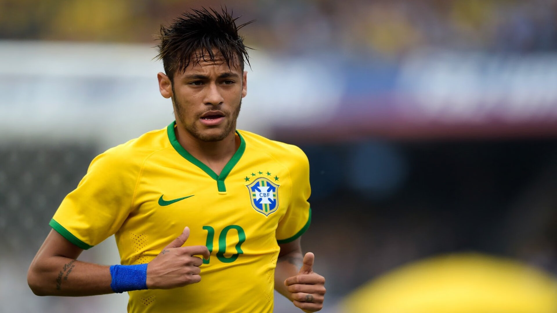 “泥泞冲刺:雨后赛道上的疯狂对决”,在雨后泥泞的道路上走