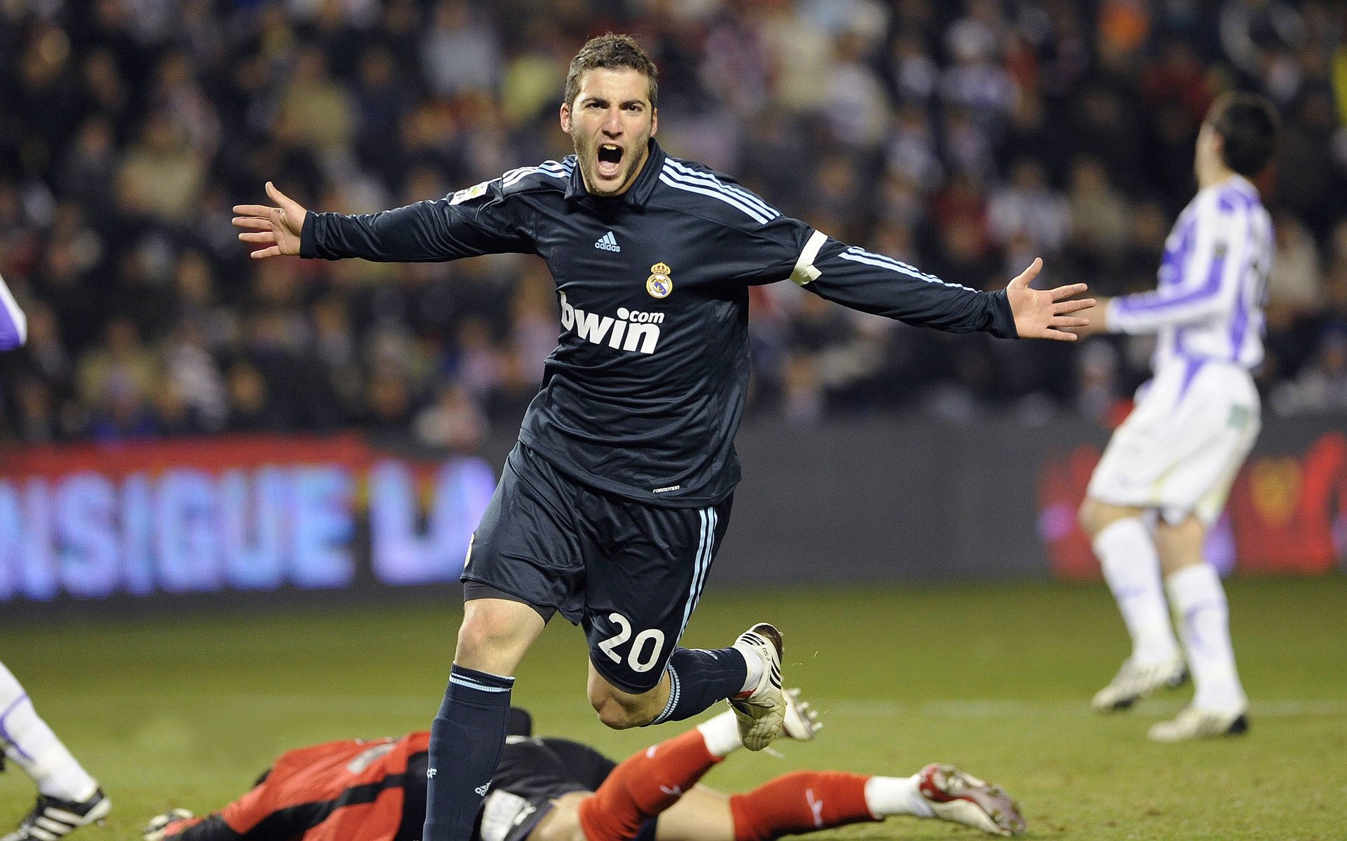 “泥泞狂飙：雨后赛道的疯狂追逐”，泥泞后面跟什么词